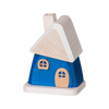 Das Räucherhäuschen aus Holz blau von Holzwaren Egermann ist ein kleines Spielzeug-Holzhaus mit blauem Sockel und Naturholzdach. Es verfügt über einen Schornstein, ein rundes Fenster und eine gewölbte Tür. Handarbeit sorgt für sein minimalistisches Design und seine glatte Oberfläche, die die Handwerkskunst des Erzgebirges widerspiegelt.