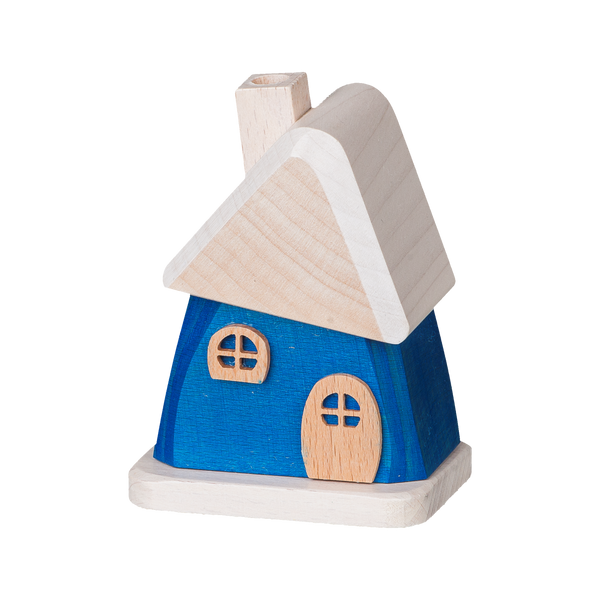 Das Räucherhäuschen aus Holz blau von Holzwaren Egermann ist ein kleines Spielzeug-Holzhaus mit blauem Sockel und Naturholzdach. Es verfügt über einen Schornstein, ein rundes Fenster und eine gewölbte Tür. Handarbeit sorgt für sein minimalistisches Design und seine glatte Oberfläche, die die Handwerkskunst des Erzgebirges widerspiegelt.
