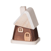Das Räucherhäuschen aus Holz braun von Holzwaren Egermann ist eine kleine, handgefertigte Holzfigur aus dem Erzgebirge mit dunkelbraunem Sockel, hellbraunem Dach, Schornstein, runden Fenstern und einer gewölbten Tür. Sie ruht elegant auf einer quadratischen Plattform vor schwarzem Hintergrund.