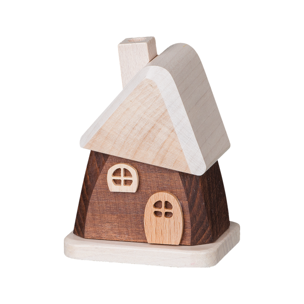 Das Räucherhäuschen aus Holz braun von Holzwaren Egermann ist eine kleine, handgefertigte Holzfigur aus dem Erzgebirge mit dunkelbraunem Sockel, hellbraunem Dach, Schornstein, runden Fenstern und einer gewölbten Tür. Sie ruht elegant auf einer quadratischen Plattform vor schwarzem Hintergrund.