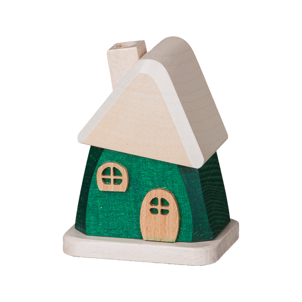 Das Räucherhäuschen aus Holz grün von Holzwaren Egermann ist ein charmantes Holzspielzeughaus im traditionellen Erzgebirgsstil mit grünem Sockel, Naturholzdach, Kamin, zwei runden Fenstern und einer Haustür.
