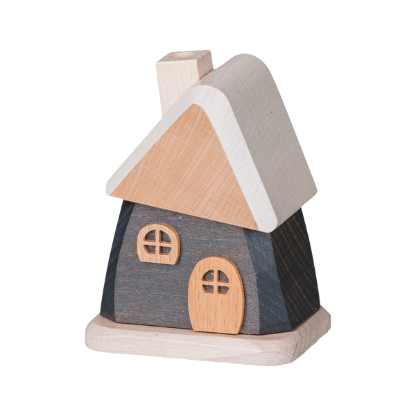 Das Räucherhäuschen aus Holz grau von Holzwaren Egermann verfügt über einen dunklen Sockel, ein helles Holzdach, einen Kamin, ein rundes Sprossenfenster und eine Rundbogentür. Dieses bezaubernde Erzgebirgsstück steht auf einer rechteckigen Plattform vor einem schlichten Hintergrund.