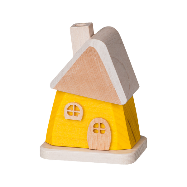 Das Räucherhäuschen aus Holz gelb von Holzwaren Egermann ist ein kleines, traditionelles Holzspielzeughaus im Erzgebirge-Stil. Es hat einen gelben Korpus, ein beiges Dach mit Schornstein, zwei runde beige Fenster und eine Tür. Dieses handgefertigte Stück steht auf einem flachen Sockel vor einem schwarzen Hintergrund.