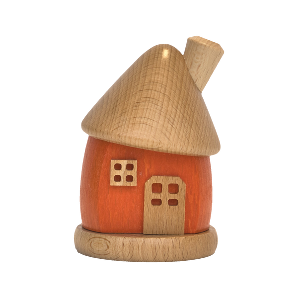 Das Holzwaren Egermann Räucherhäuschen rund aus Holz verfügt über einen orangefarbenen Sockel, ein Dach aus Naturholz, eine charmante abgerundete Form, quadratische Fenster, eine gewölbte Tür und einen Kamin.