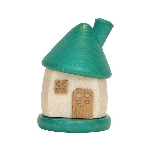 Das Holzwaren Egermann Räucherhäuschen rund aus Holz weiß/türkis ist eine bezaubernde Holzhausfigur mit grünem Kegeldach und Kamin sowie einer Holztür und Fenstern auf schlichtem Hintergrund.