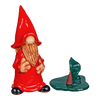 Die Keramik-Räucherfigur Wichtel – rot von Original Crottendorfer Räucherkerzen zeigt einen charmanten, langbärtigen Gnom mit rotem Hut und Umhang, begleitet von einer kleinen grünen Plattform mit einem schrägen roten Kegel vor einem tiefschwarzen Hintergrund.