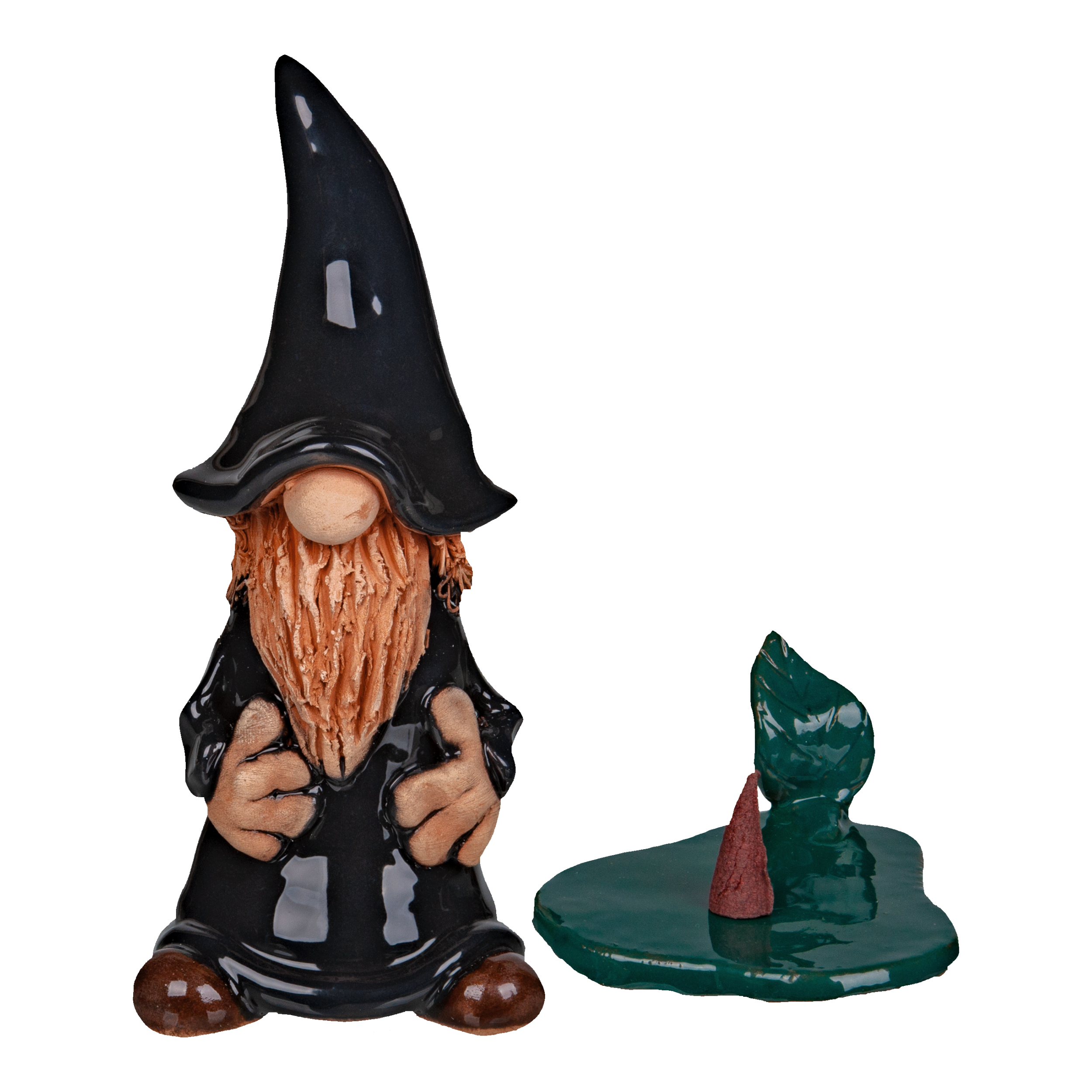 Die Keramik-Räucherfigur Wichtel - schwarz von Original Crottendorfer Räucherkerzen steht neben einem glänzend grünen, unregelmäßigen Podest mit subtilen Variationen in Form und Farbe. Der Hintergrund ist schwarz.