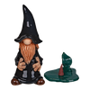 Die Keramik-Räucherfigur Wichtel - schwarz von Original Crottendorfer Räucherkerzen steht neben einem glänzend grünen, unregelmäßigen Podest mit subtilen Variationen in Form und Farbe. Der Hintergrund ist schwarz.