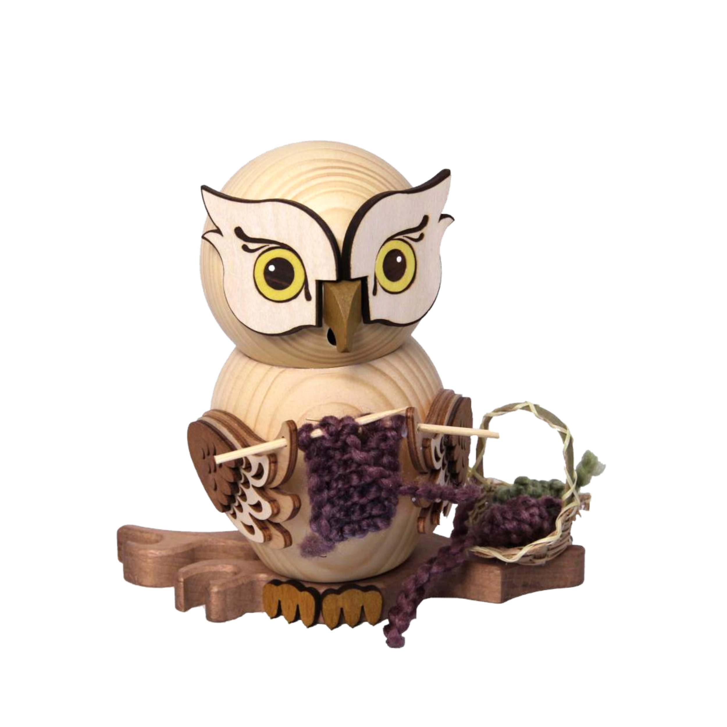 Die Rauchfigur Eule mit Strickzeug von Drechslerei Kuhnert zeigt eine Holzeule mit großen, ausdrucksstarken Augen, die einen lila-grünen Schal auf einem Ast strickt. Ihre detailliert geschnitzten Flügel und die glatte Oberfläche erinnern an Raucheulen.