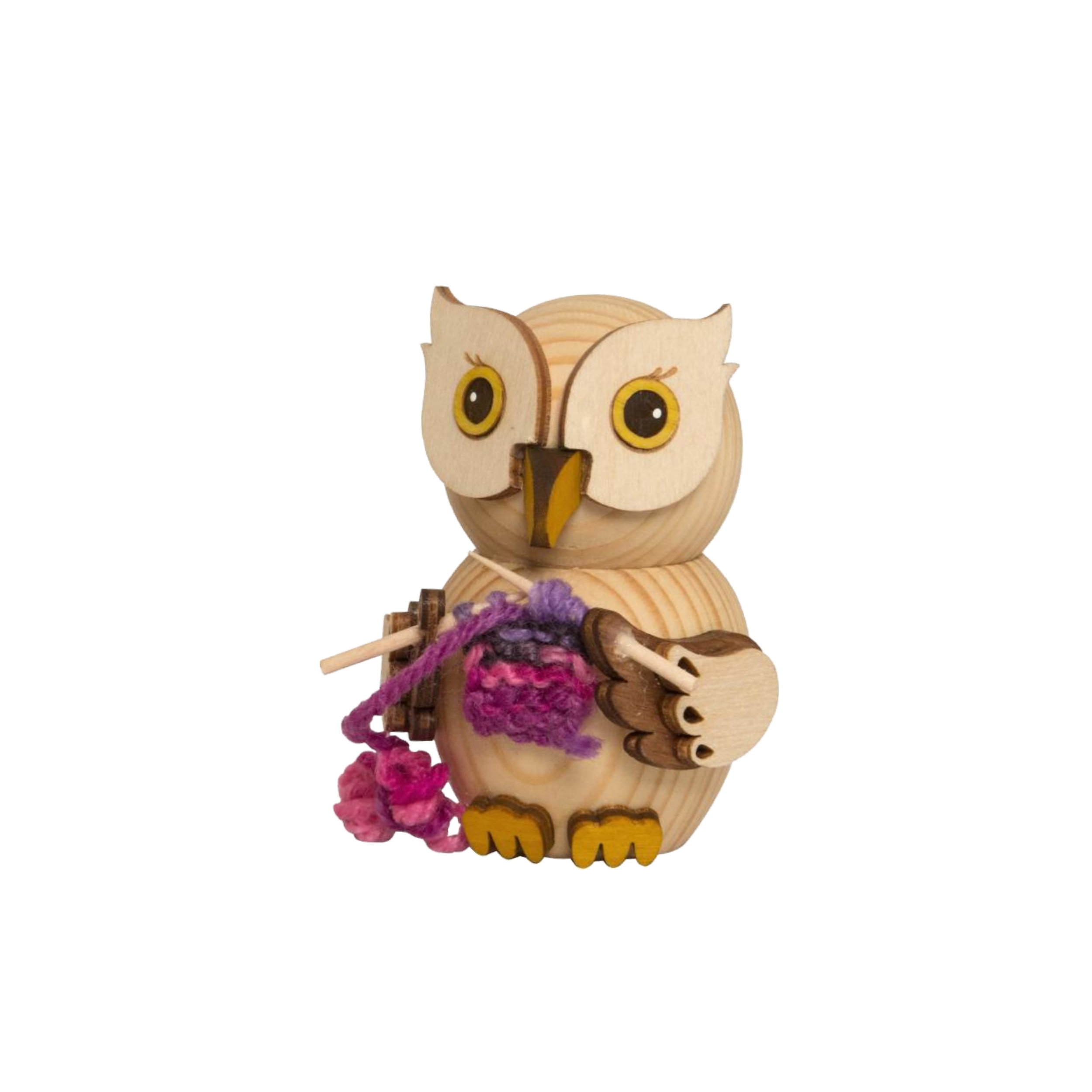 Die MINI Eule mit Strickzeug von Drechslerei Kuhnert ist eine exquisite Figur, die Stricknadeln mit lila Garn hält. Ihre geschnitzten Gesichtszüge und Flügel unterstreichen die feine Handwerkskunst, während das verspielte Garn von den Nadeln baumelt.