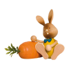 Der Stupsi Hase mit Möhre von Drechslerei Kuhnert ist eine hölzerne Hasenfigur in Gelb mit blauer Schleife, die neben einer übergroßen orangefarbenen Karotte mit üppigen grünen Blättern sitzt und aufwendige handgeschnitzte Details und einen fröhlichen Gesichtsausdruck aufweist.