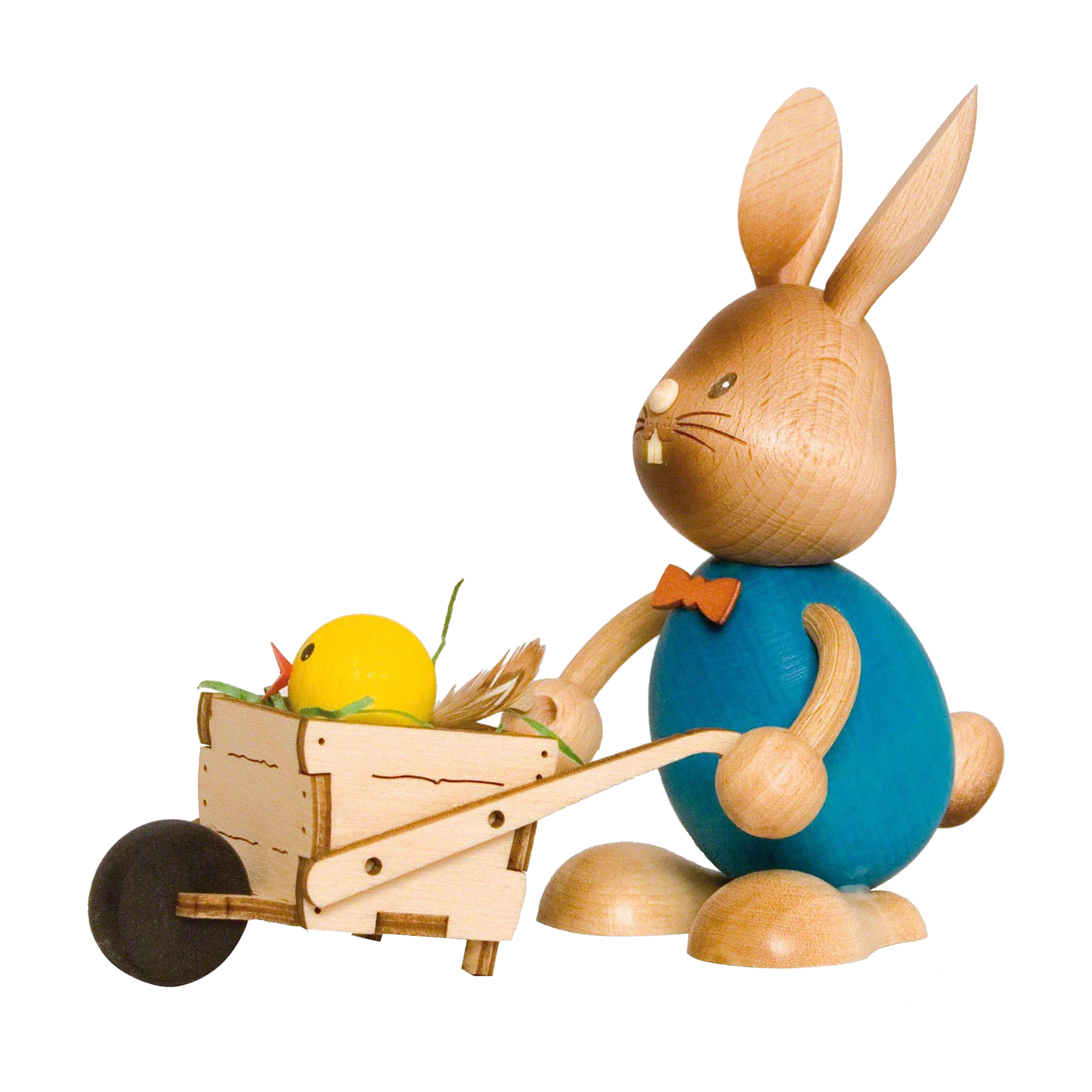 Der Stupsi Hase mit Schubkarre von Drechslerei Kuhnert ist ein bezaubernder Holzhase mit großen Ohren, blauem Oberkörper und orangefarbener Fliege. Er schiebt eine Schubkarre mit einem gelben Küken und Stroh und hat ein schlicht bemaltes Gesicht, das die entzückende Essenz des Osterhasens einfängt.