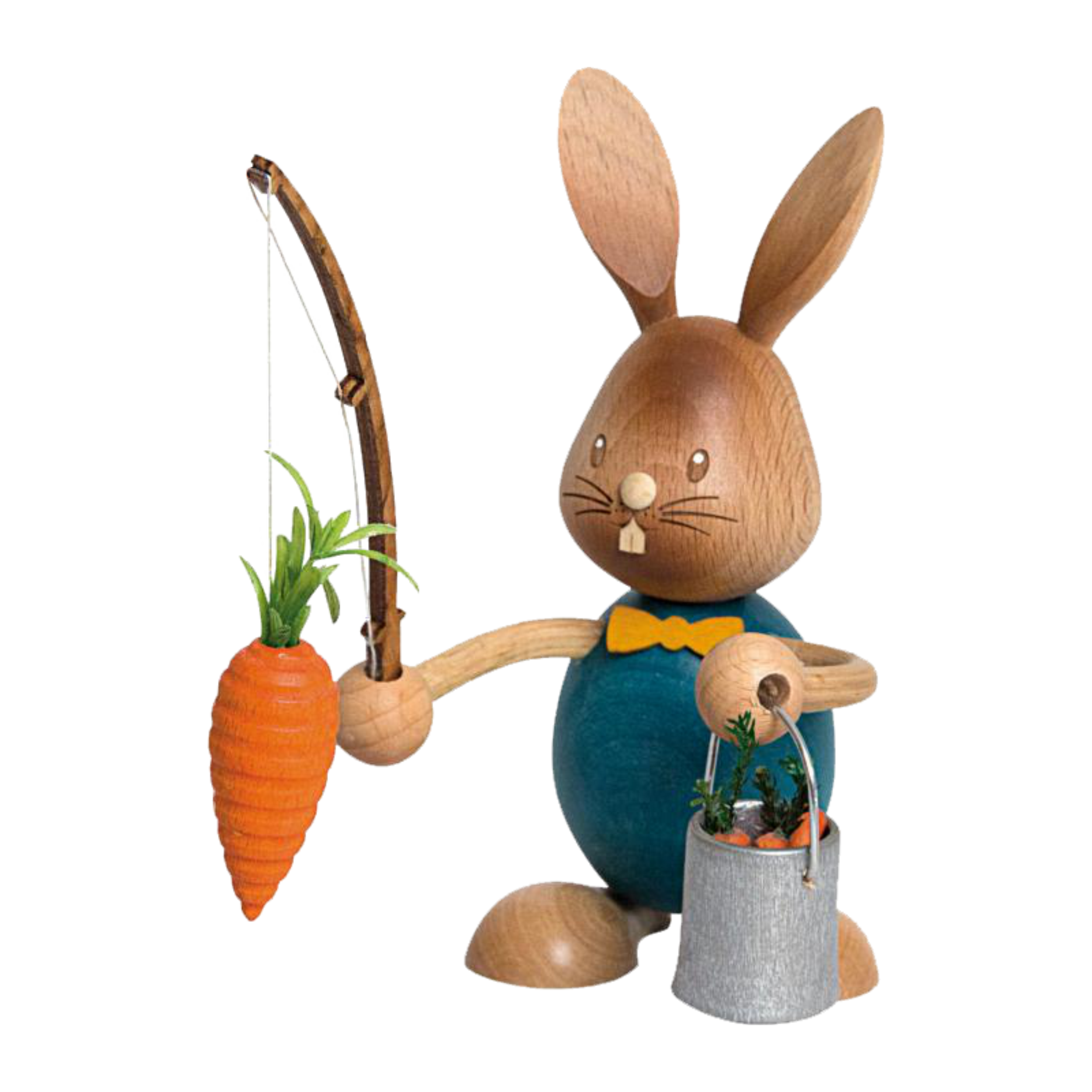 Der Stupsi Hase Möhrenangler von Drechslerei Kuhnert ist eine handgefertigte Hasenfigur aus Holz mit großen Ohren und einem aufgemalten Lächeln, die eine Angelrute mit einer Karotte hält. Sie trägt ein blaues Outfit und trägt einen Eimer mit kleinen Karotten.