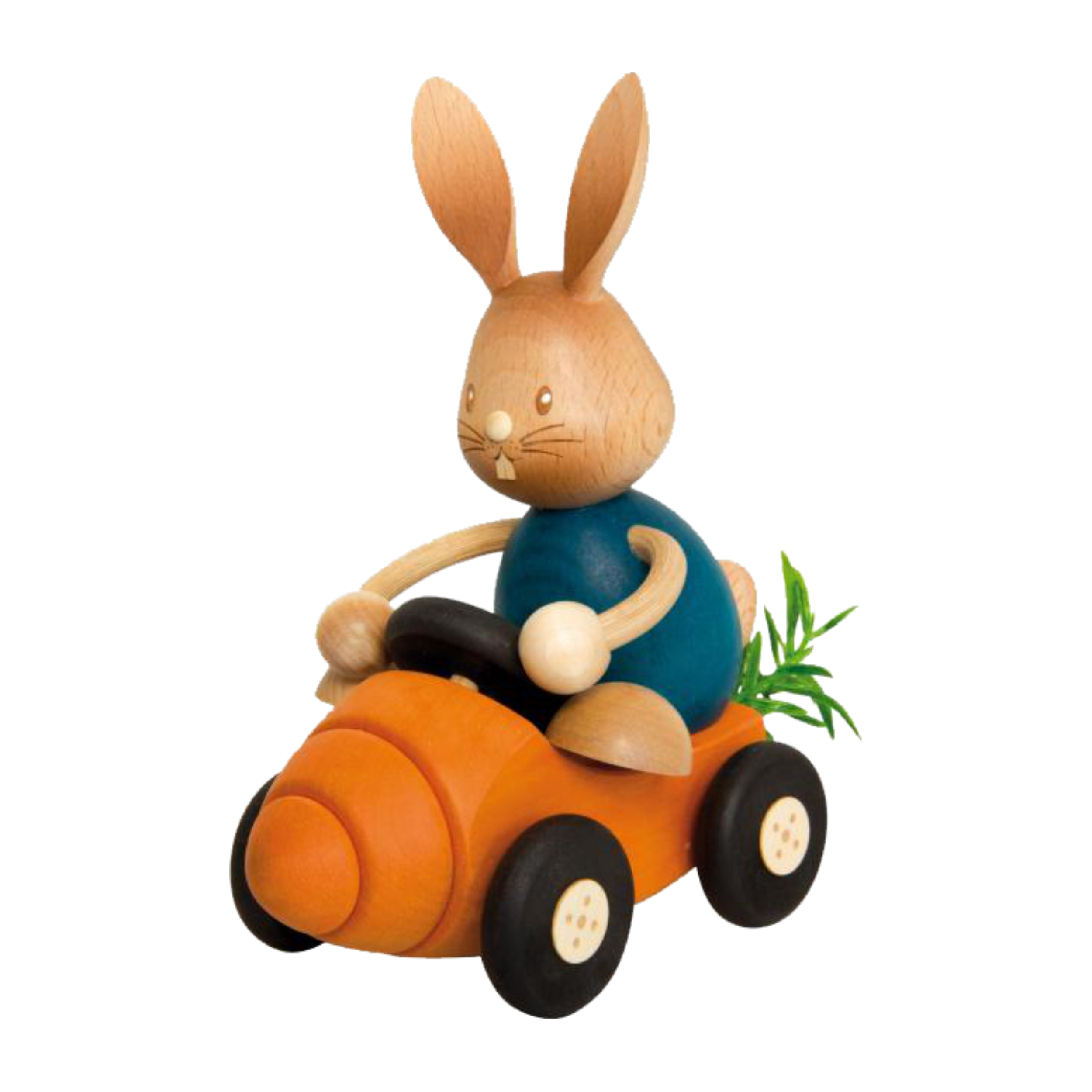 Der Stupsi Hase mit Möhrenflitzer von Drechslerei Kuhnert ist ein bezaubernder Holzhase, der ein orangefarbenes, karottenförmiges Auto mit schwarzen Rädern, langen Ohren, einer blauen Karosserie und leuchtend grünen Blättern auf der Rückseite des Fahrzeugs fährt.