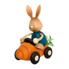 Der Stupsi Hase mit Möhrenflitzer von Drechslerei Kuhnert ist ein bezaubernder Holzhase, der ein orangefarbenes, karottenförmiges Auto mit schwarzen Rädern, langen Ohren, einer blauen Karosserie und leuchtend grünen Blättern auf der Rückseite des Fahrzeugs fährt.