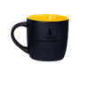 Die Keramiktasse matt gelb/schwarz von Original Crottendorfer Räucherkerzen zeigt vorn Logo und "Original Crottendorfer seit 1946", hat breite Henkel, ist spülmaschinengeeignet und auf schlichtem Hintergrund abgebildet.