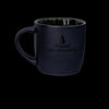 Eine mattschwarze Keramiktasse (300 ml) mit glänzender Innenseite steht auf schwarzem Hintergrund. Sie trägt das Logo „Original Crottendorfer Seit 1948“ und ein Tannenbaum-Design. Spülmaschinenfest und leicht zu reinigen, ist sie von Original Crottendorfer Räucherkerzen.