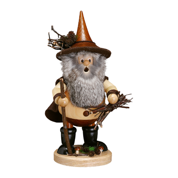 Der Waldwichtel Holzsammler natur von DWU Drechselwerkstatt Uhlig ist eine handgefertigte Holzfigur eines bärtigen Gnoms im traditionellen Volkskunststil, der eine spitze Mütze und einen Umhang trägt. Dieser Gnom im erzgebirgischen Räuchermann-Stil trägt Zweige und einen Spazierstock auf einem Holzsockel mit detaillierten Akzenten.