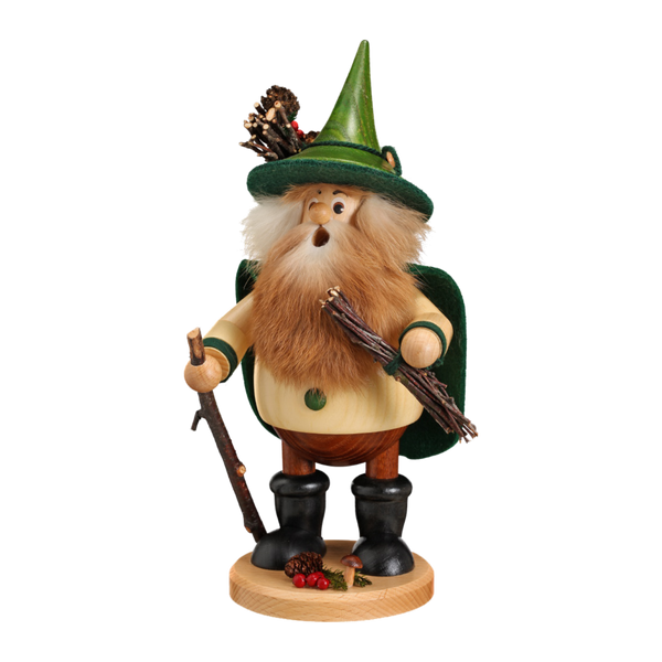 Der Waldwichtel Holzsammler grün der DWU Drechselwerkstatt Uhlig ist eine hölzerne Räuchermann-Figur eines bärtigen Mannes mit einem grünen Hut, der mit Tannenzapfen und Beeren geschmückt ist. Er steht auf einem runden Sockel, hält Zweige und einen Spazierstock und trägt einen Umhang, der die Essenz traditioneller Volkskunst einfängt.