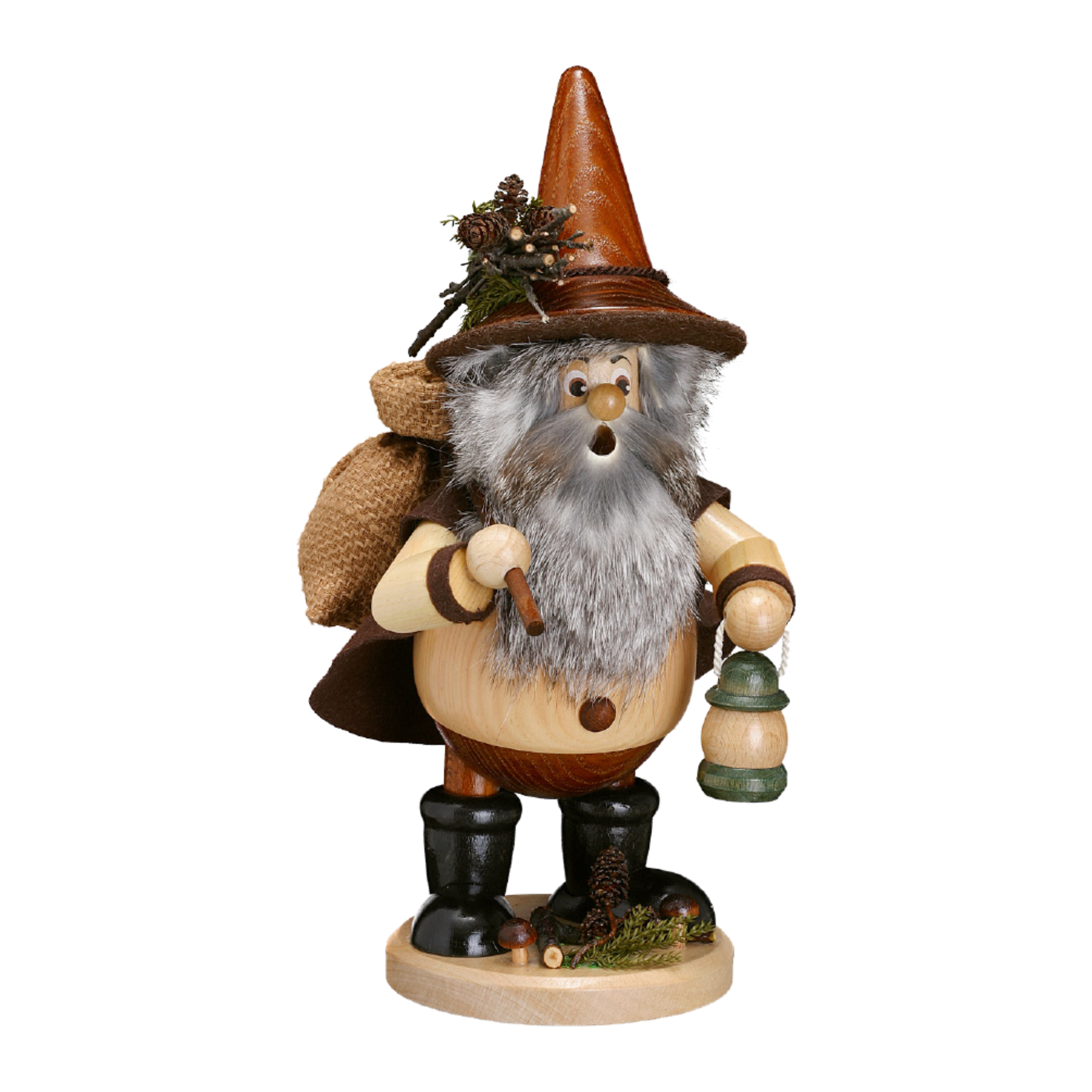 Der Waldwichtel Waldarbeiter von DWU Drechselwerkstatt Uhlig ist eine hölzerne Räuchermannfigur mit grauem Bart, braunem Spitzhut, Laterne, Spazierstock, Leinensack und ist mit Tannenzapfen und Grünzeug geschmückt.