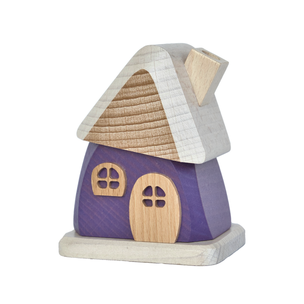 Das Räucherhäuschen aus Holz lila von Holzwaren Egermann verströmt Erzgebirgscharme mit einem skurrilen violetten Sockel, Türen und Fenstern aus Naturholz, einem schrägen Dach aus hellem Holz mit Schornstein, alles auf einem rechteckigen Sockel.
