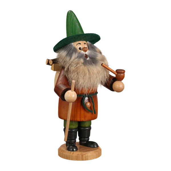 Der Räuchermann „Holzsammler braun mit Gürtel“ der DWU Drechselwerkstatt Uhlig ist ein Stück Volkskunst aus dem Erzgebirge und stellt eine bärtige Figur mit grünem Hut und Umhang dar. Ausgestattet mit Pfeife, Spazierstock und Rucksack steht sie auf einem runden Holzsockel.