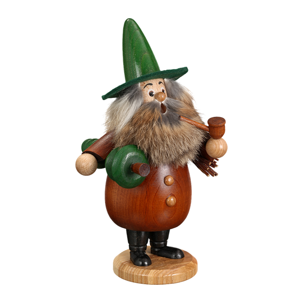 Der Wurzelzwerg Baummauser braun von DWU Drechselwerkstatt Uhlig ist eine bezaubernde Holzfigur mit buschigem Bart, grünem Hut, Pfeife und rundem Körper mit Knöpfen. Er steht stolz auf einem runden Sockel wie traditionelle erzgebirgische Volkskunst und ähnelt einem klassischen Räuchermann.