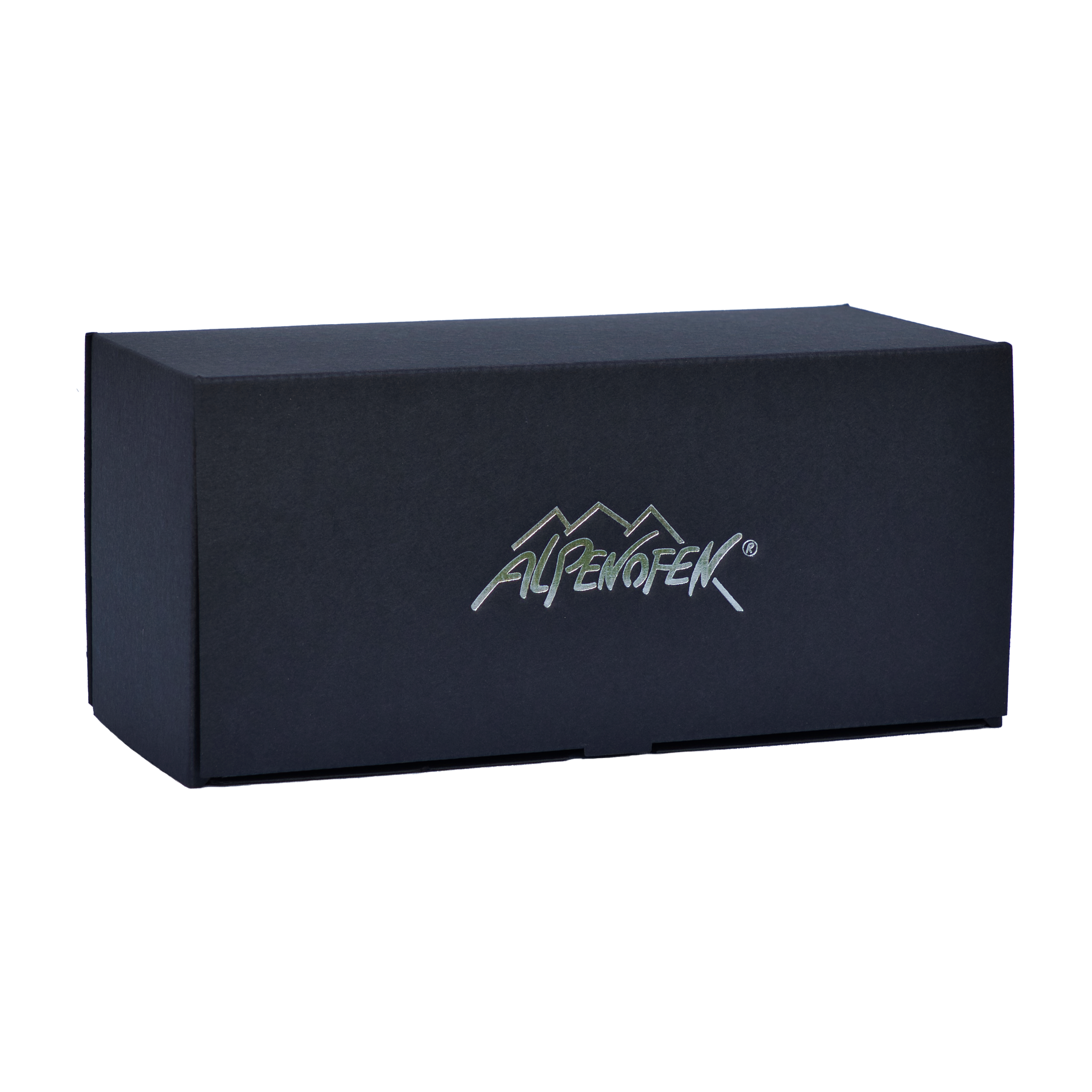 Eine schwarze rechteckige Box mit einem Logo mit stilisierten Berggipfeln, die an das Erzgebirge erinnern, und dem Wort „Alpenofen“ in Weiß und Silber auf der Seite.