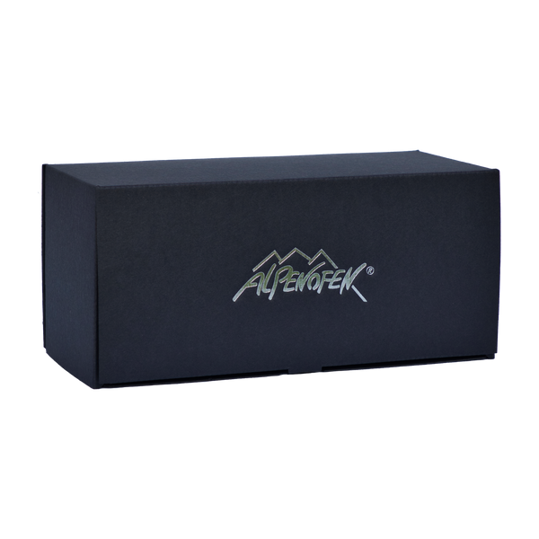 Eine schwarze rechteckige Box mit einem Logo mit stilisierten Berggipfeln, die an das Erzgebirge erinnern, und dem Wort „Alpenofen“ in Weiß und Silber auf der Seite.