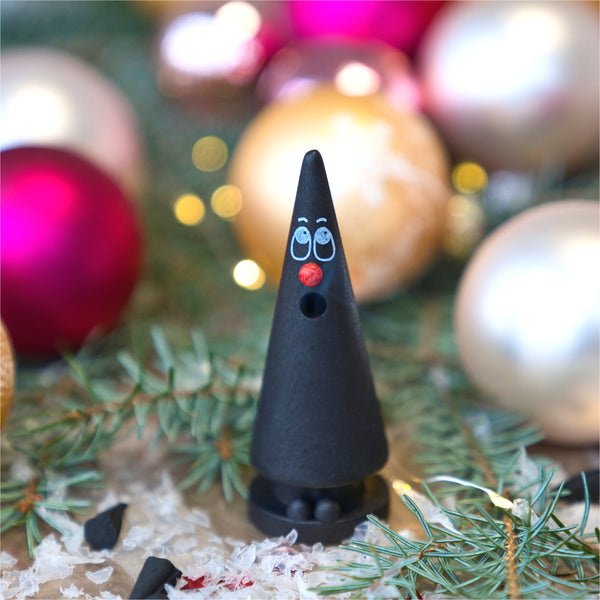 Crottendorfer Mini-Räucherfigur Ziegenbein Kleine Willy (schwarz), weihnachtlich arrangiert mit Tannenzweigen und Christbaumkogeln