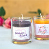Zwei elegante Duftkerzen von Candle Factory fallen mit deutschem Text auf. Die violette Kerze „Party Light Wildblumen ‚Du bist mein Lieblingsmensch‘“ und die blumige orange Kerze „Alles Liebe“ sind aus pflanzlichem Stearin gefertigt und mit Wildblumenduft angereichert, der einen Hauch von Deutschland verkörpern.