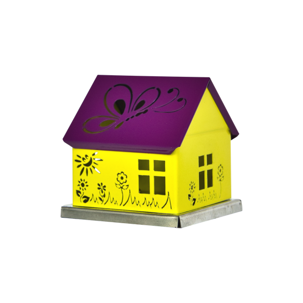 Das Räucherhäuschen Schmetterling beere/gelb der Schürer GmbH ist ein bezaubernder Kerzenständer mit violettem Dach mit Schmetterlingsausschnitt und gelben, mit Blumenmustern verzierten Wänden auf einem quadratischen Metallsockel, der jedem Raum einen skurrilen Charme verleiht.