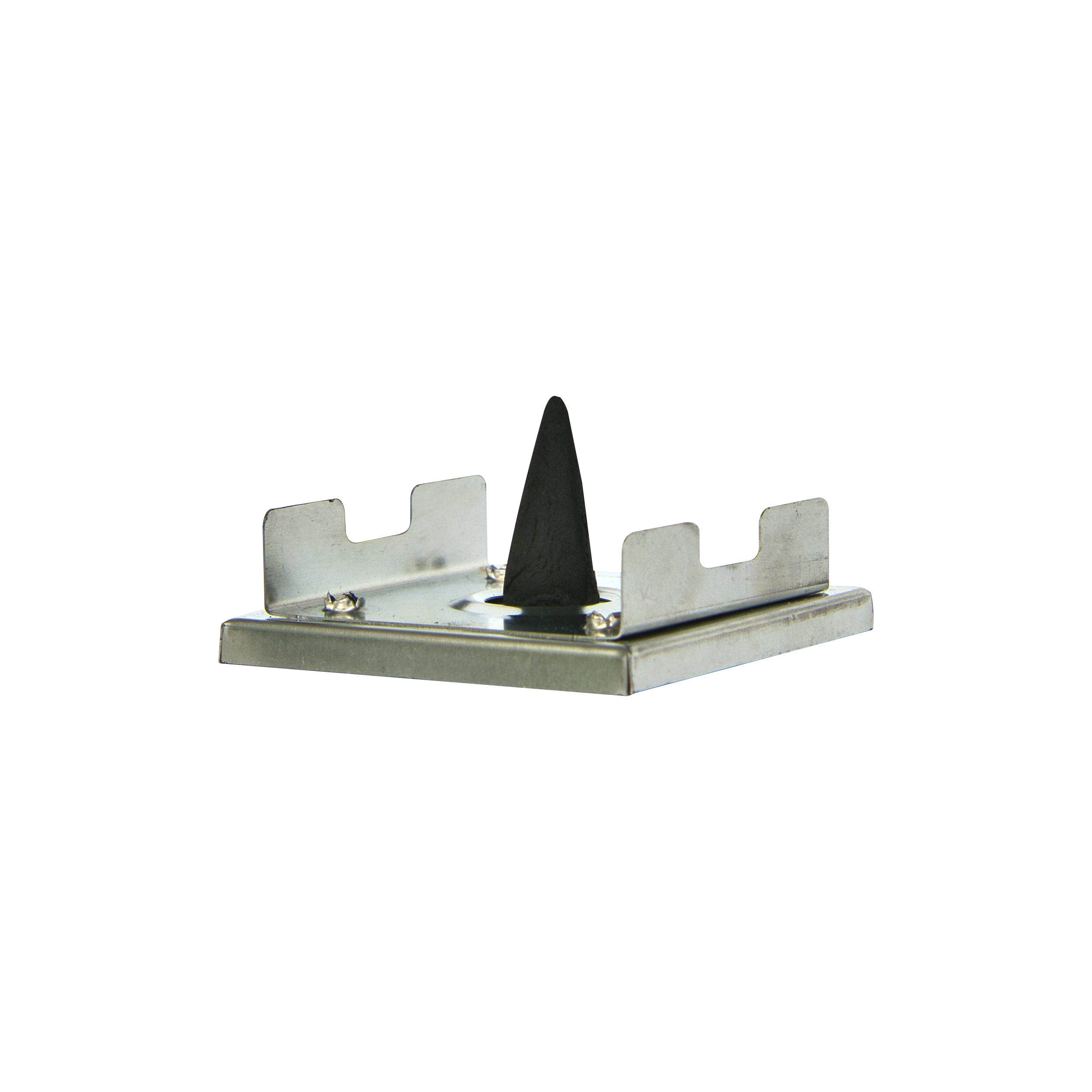 Ein metallischer Sockel mit einem schwarzen konischen Dorn, der an einen Räucherkerzenhalter erinnert, wird von zwei Metallklammern umschlossen. Bei dem Produkt handelt es sich um das Räucherhäuschen Biene grün/gelb der Schürer GmbH, das auf einem schwarzen Untergrund platziert ist.