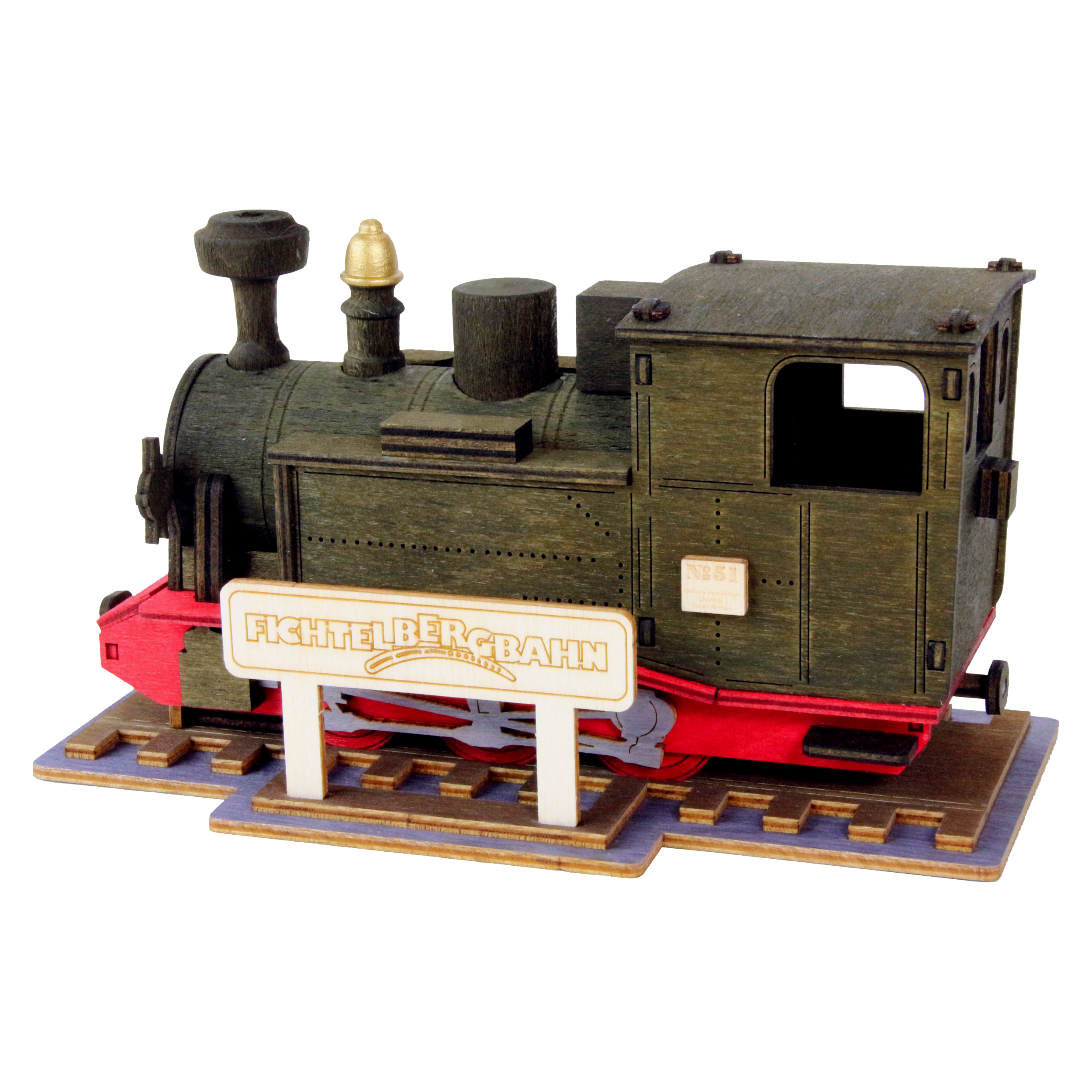 Bei diesem detaillierten Modell einer historischen Dampflokomotive von Lenk & Sohn handelt es sich um die Räucherlok Fichtelbergbahn. Sie verfügt über einen schwarzen Kasten und ein rotes Fahrgestell auf einem Holzständer mit der Aufschrift „Fichtelbergbahn“, wobei komplizierte Teile wie ein Schornstein und eine Kabine ihre Essenz einfangen.