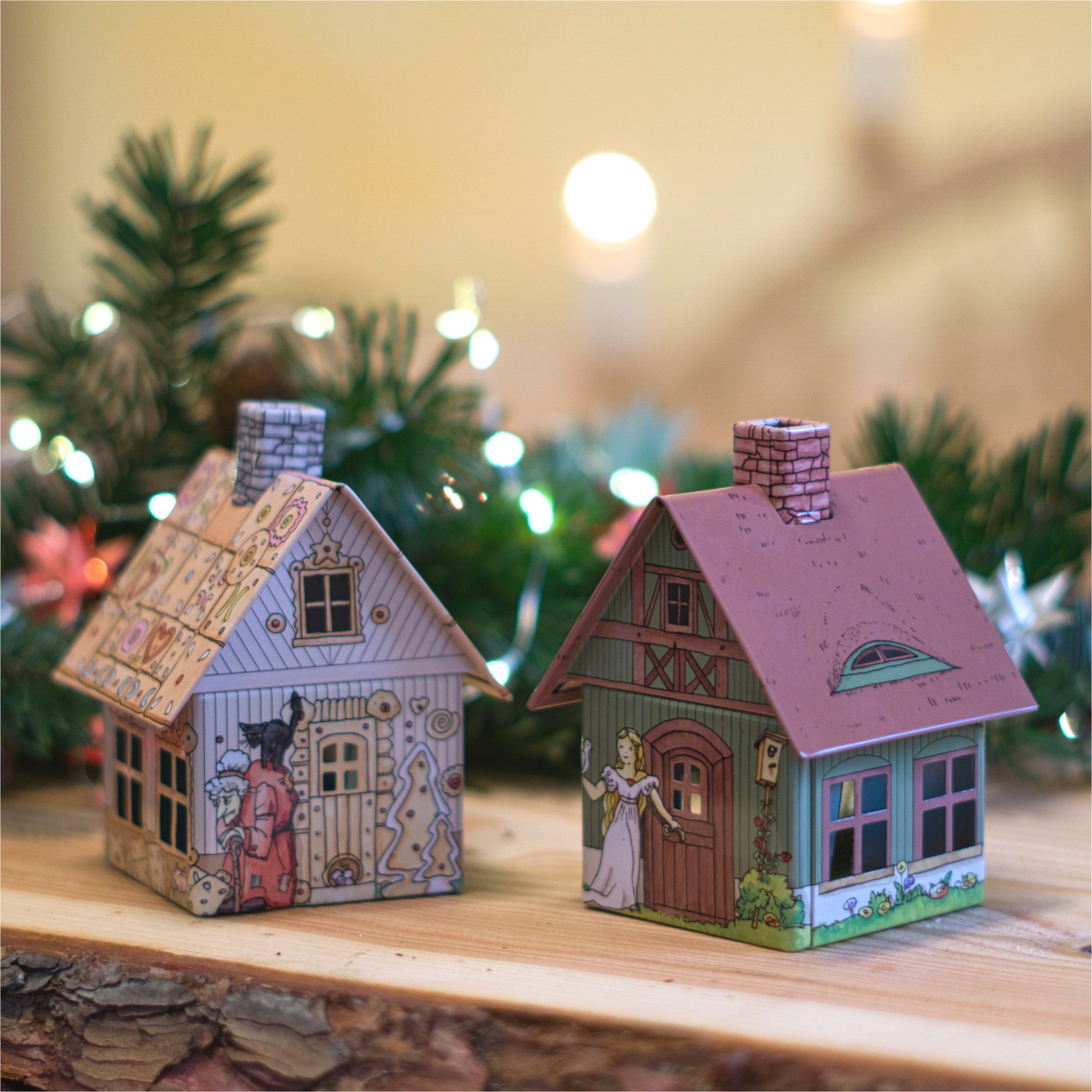 Die Räucherhäuschen Hänsel & Gretel von Original Crottendorfer Räucherkerzen sind bezaubernde Räucherkerzenhalter mit bemalten Details wie Weihnachtsmann und Fenstern. Sie stehen auf einer Holzfläche, umgeben von grünen Girlanden und funkelnden Lichtern, die für festliche Stimmung sorgen.