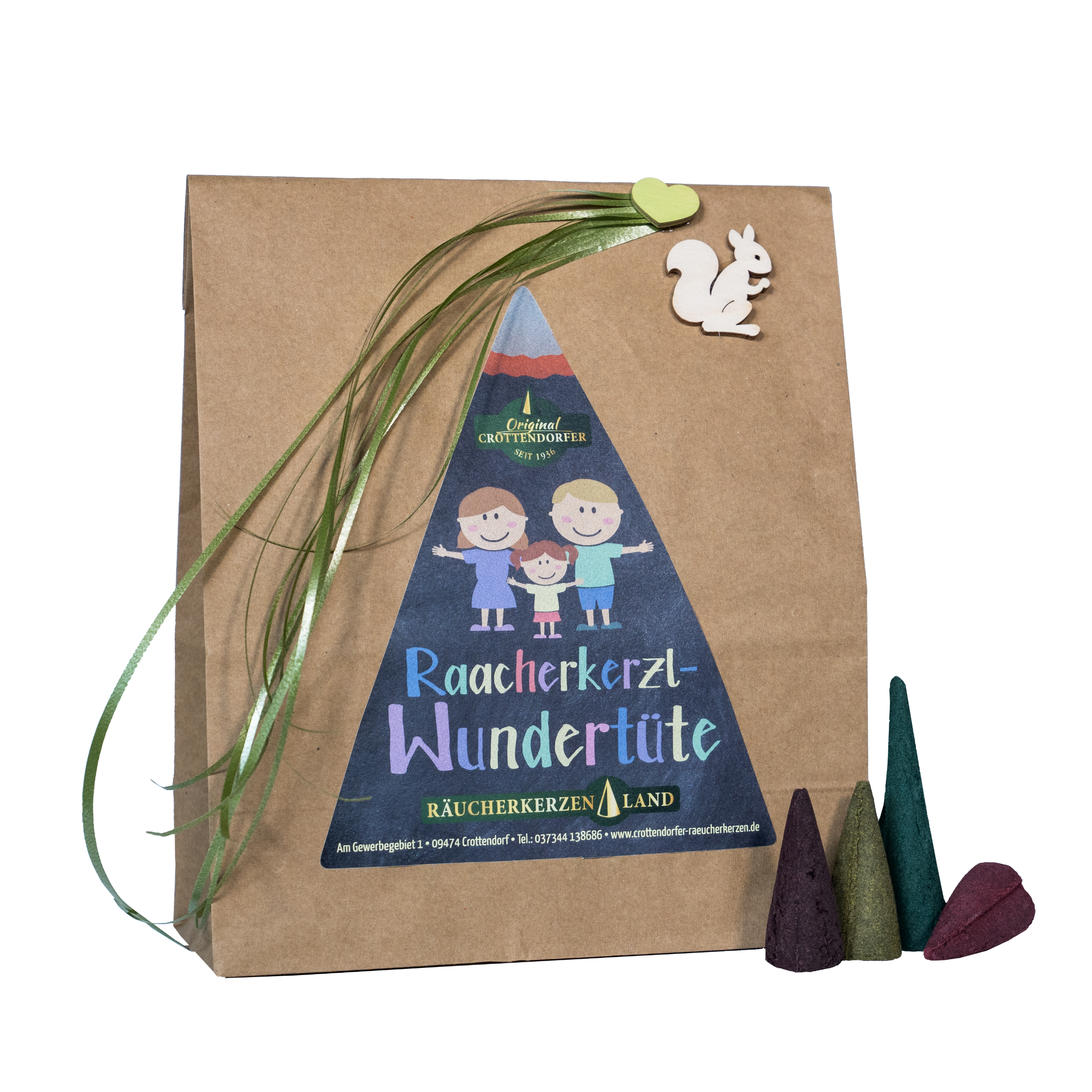 Die Räucherkerzl-Wundertüte von Original Crottendorfer Räucherkerzen besteht aus einer braunen Tüte mit Comic-Kindern, grüner Schleife, Holz-Eichhörnchen und drei Duftkegeln (lila, grün, braun) – eine wunderbare Geschenkidee.