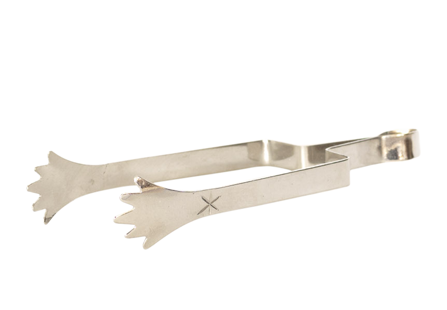 Die Zange 15 cm von Plantaroma ist eine silberne Eiszange mit flachen, krallenförmigen Enden und einem schlichten, rechteckigen Griff. Mit einem kleinen eingravierten Stern in der Nähe des Gelenks passt diese elegante und zeitlose Zange perfekt in jedes Ambiente.