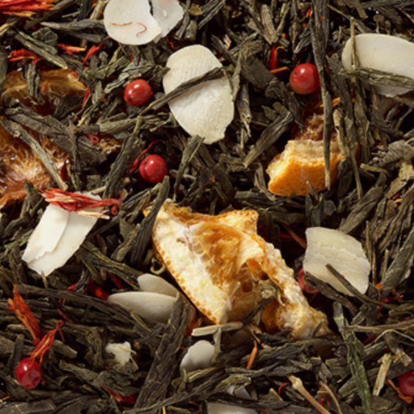 Nahaufnahme von Original Crottendorfer's Grünteemischung "Bergmanns-Glück" mit grünem Tee, getrockneten Orangenschalen, roten Pfefferkörnern, Mandelscheiben und Färberdistelblüten - eine farbenfrohe Mischung mit feiner Mandel-Orangen-Note und abwechslungsreicher Textur.