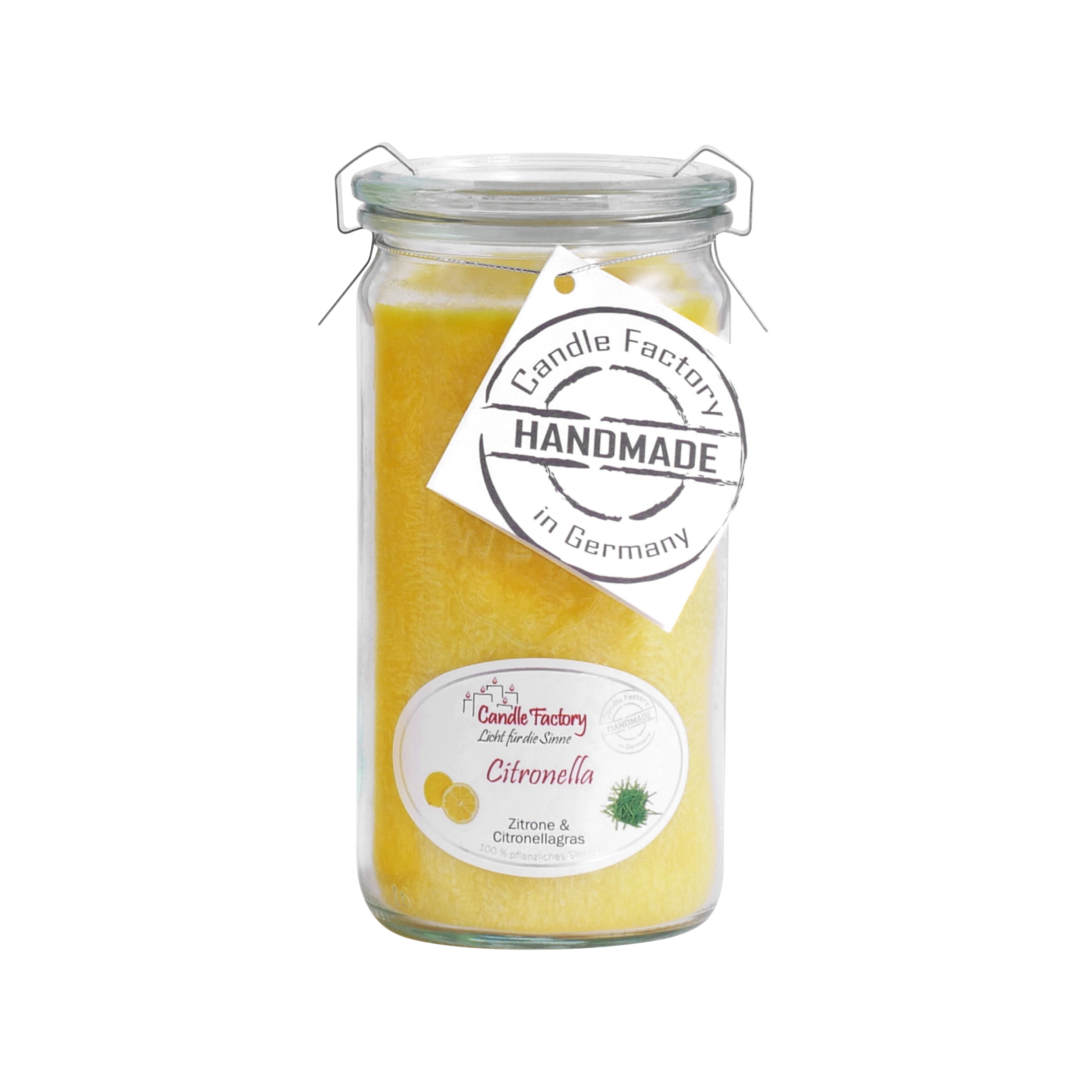 Die Duftkerze/Windlicht „Citronella“ Mini Jumbo von Candle Factory ist eine große Kerze im Glas mit gelbem Wachs und einem Metallverschluss. Sie ist mit Zitronen- und Zitronengrasmotiven versehen und trägt ein Etikett mit der Aufschrift „Candle Factory, Handmade in Germany“, was darauf hinweist, dass sie aus Kerze aus reinem pflanzlichem Stearin hergestellt ist.