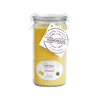 Die Duftkerze/Windlicht „Citronella“ Mini Jumbo von Candle Factory ist eine große Kerze im Glas mit gelbem Wachs und einem Metallverschluss. Sie ist mit Zitronen- und Zitronengrasmotiven versehen und trägt ein Etikett mit der Aufschrift „Candle Factory, Handmade in Germany“, was darauf hinweist, dass sie aus Kerze aus reinem pflanzlichem Stearin hergestellt ist.