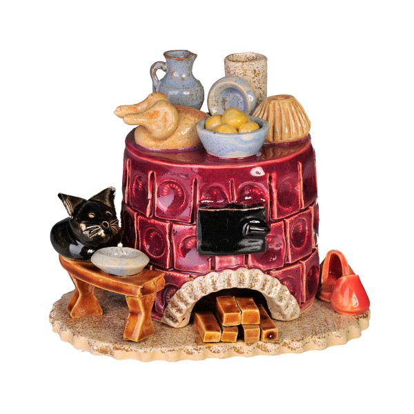 Die handgefertigte Miniaturskulptur „Keramik-Räucherofen“ in Altrosa von der Keramikwerkstatt Carola Busch zeigt Lebensmittel wie einen Krug, Früchte und Brot darauf. Eine schwarze Katze sitzt neben dem Ofen mit einer Schüssel daneben und Schuhe stehen auf dem Sockel.