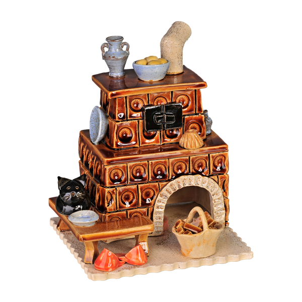 Der Keramik-Räucherofen Kamin eckig, braun der Keramikwerkstatt Carola Busch ist eine dekorative Keramikfigur im traditionellen erzgebirgischen Stil, die einen rustikalen Ofen mit Schornstein, schwarzer Katze, Geschirr, Korb und Lebensmitteln zeigt.