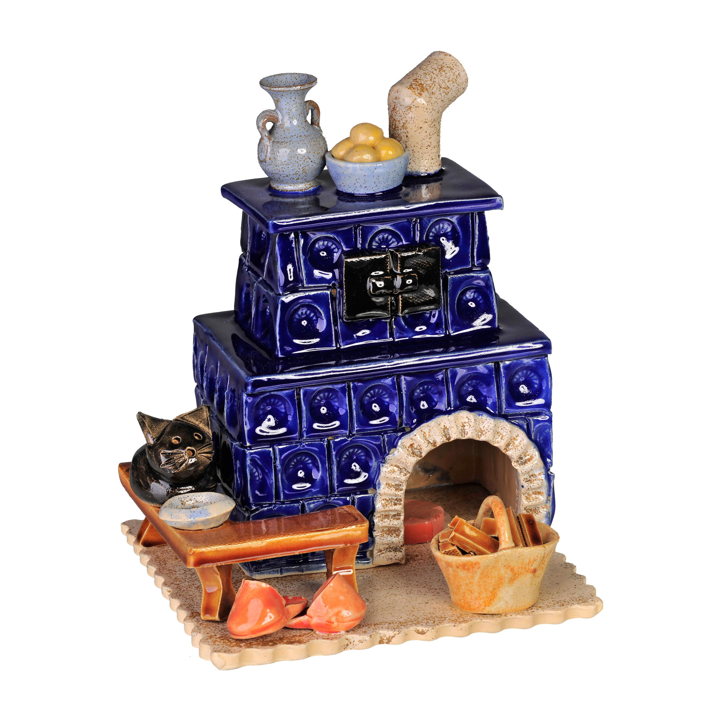 Der Keramik-Räucherofen Kamin eckig, blau von der Keramikwerkstatt Carola Busch ist eine Keramik-Skulptur, die einen blauen Kachelofen mit einer schwarzen Katze auf einer Holzbank, dekorativen Vasen und Schalen darauf und Töpfen in der Nähe des Sockels zeigt – eine Erinnerung an das Meisterwerk eines Kunsthandwerkers.