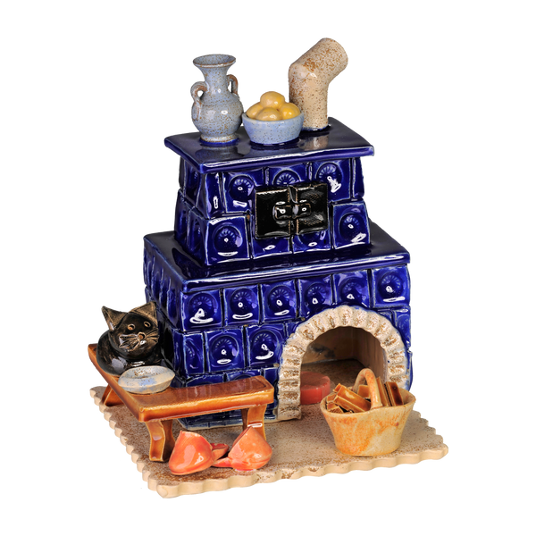 Der Keramik-Räucherofen Kamin eckig, blau von der Keramikwerkstatt Carola Busch ist eine Keramik-Skulptur, die einen blauen Kachelofen mit einer schwarzen Katze auf einer Holzbank, dekorativen Vasen und Schalen darauf und Töpfen in der Nähe des Sockels zeigt – eine Erinnerung an das Meisterwerk eines Kunsthandwerkers.
