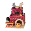 Der Keramik-Räucherofen Kamin eckig, altrosa von der Keramikwerkstatt Carola Busch ist eine dekorative Keramikfigur im Unikat-Stil. Sie weist einen tiefroten Farbton mit detailreichen Elementen wie einer Katze, Töpfen, einem Krug, einem Besen und Holzscheiten auf, die an einen traditionellen holzbefeuerten Räucherofen auf schlichtem schwarzen Hintergrund erinnern.