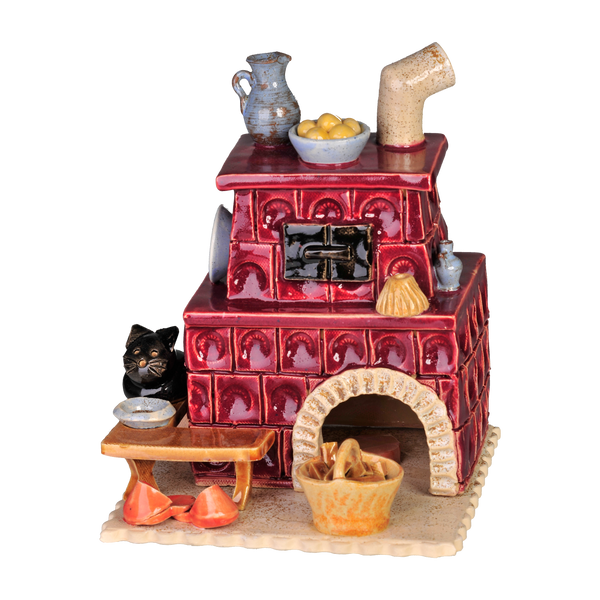 Der Keramik-Räucherofen Kamin eckig, altrosa von der Keramikwerkstatt Carola Busch ist eine dekorative Keramikfigur im Unikat-Stil. Sie weist einen tiefroten Farbton mit detailreichen Elementen wie einer Katze, Töpfen, einem Krug, einem Besen und Holzscheiten auf, die an einen traditionellen holzbefeuerten Räucherofen auf schlichtem schwarzen Hintergrund erinnern.