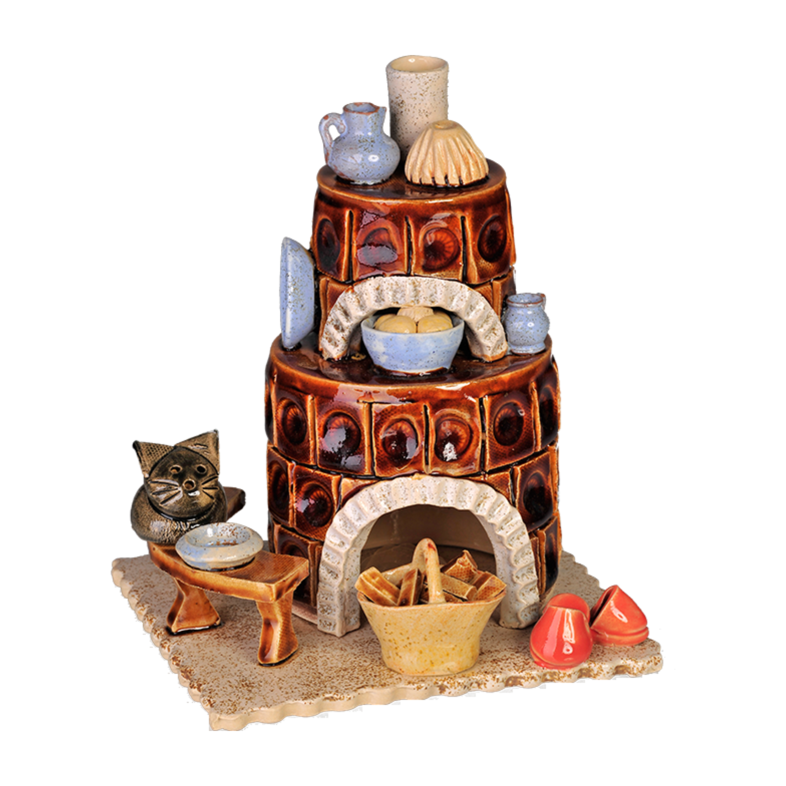 Der Keramik-Räucherofen Kamin der Keramikwerkstatt Carola Busch ist eine dekorative Tonskulptur mit einem handgefertigten braunen Kachelofen und zwei Ebenen, umgeben von kleinen Töpferwaren. Er zeigt eine Katzenfigur auf einer Holzbank neben einem geflochtenen Korb, roten Schuhen und Schüsseln.