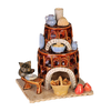 Der Keramik-Räucherofen Kamin der Keramikwerkstatt Carola Busch ist eine dekorative Tonskulptur mit einem handgefertigten braunen Kachelofen und zwei Ebenen, umgeben von kleinen Töpferwaren. Er zeigt eine Katzenfigur auf einer Holzbank neben einem geflochtenen Korb, roten Schuhen und Schüsseln.