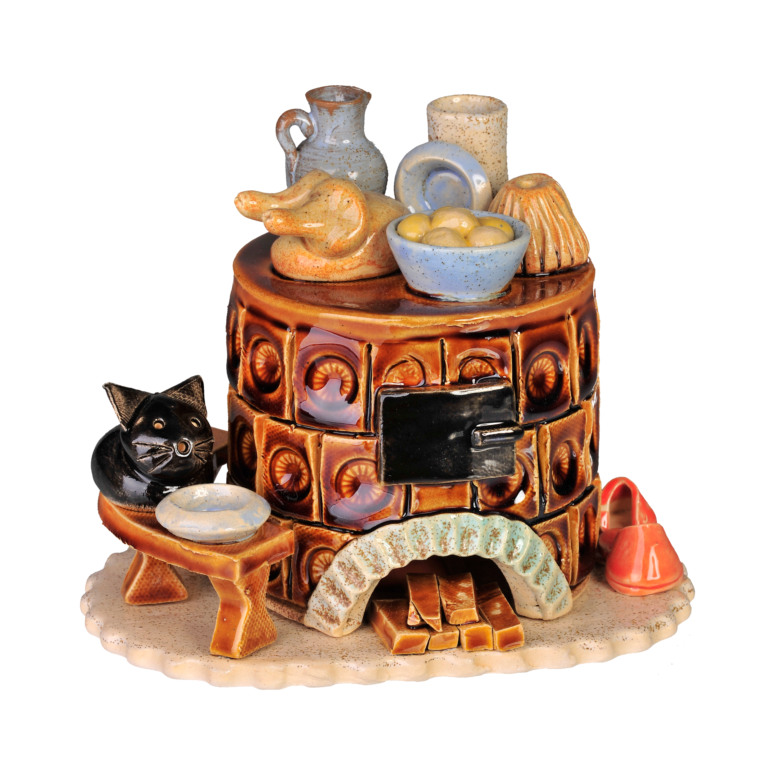 Der Keramik-Räucherofen Mini rund, braun von Keramikwerkstatt Carola Busch ist eine Keramikskulptur eines rustikalen Ofens mit einer Katze neben einer Schüssel, Küchenutensilien wie einem Krug, Brot, Kartoffeln darauf und einem kleinen roten Krug auf der rechten Seite. Die Vorderseite des Ofens zeigt einen Holzstapel und eine schwarze Tür.
