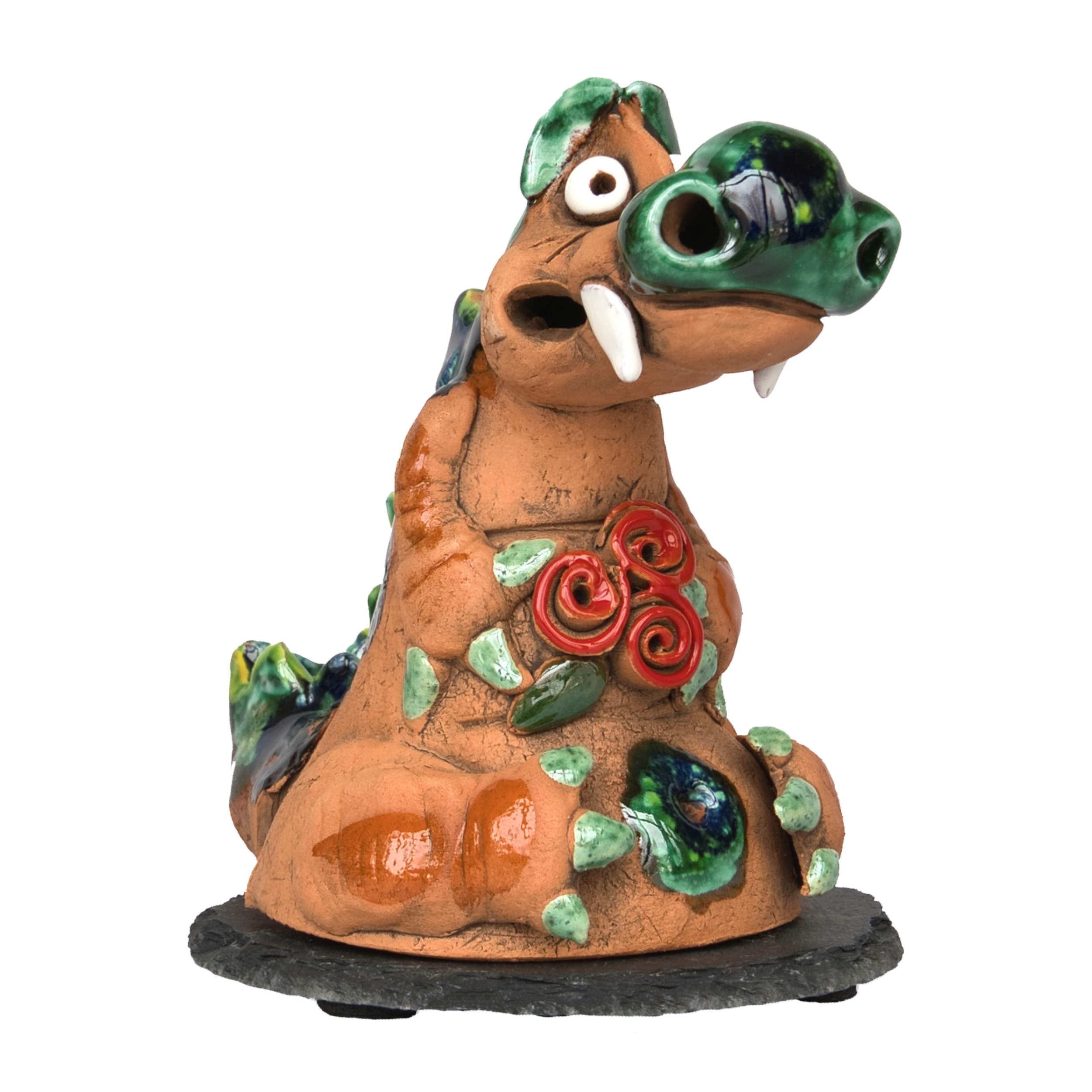 Der Räucherdrache mit Schieferteller von Original Crottendorfer ist eine Keramikfigur eines skurrilen Dinosauriers mit farbenfrohen Akzenten wie grünen Stacheln und roten Rosen auf der Brust. Dieser einzigartige Keramik-Räucherdrache kombiniert Charme mit Funktionalität vor einem schlichten Hintergrund.